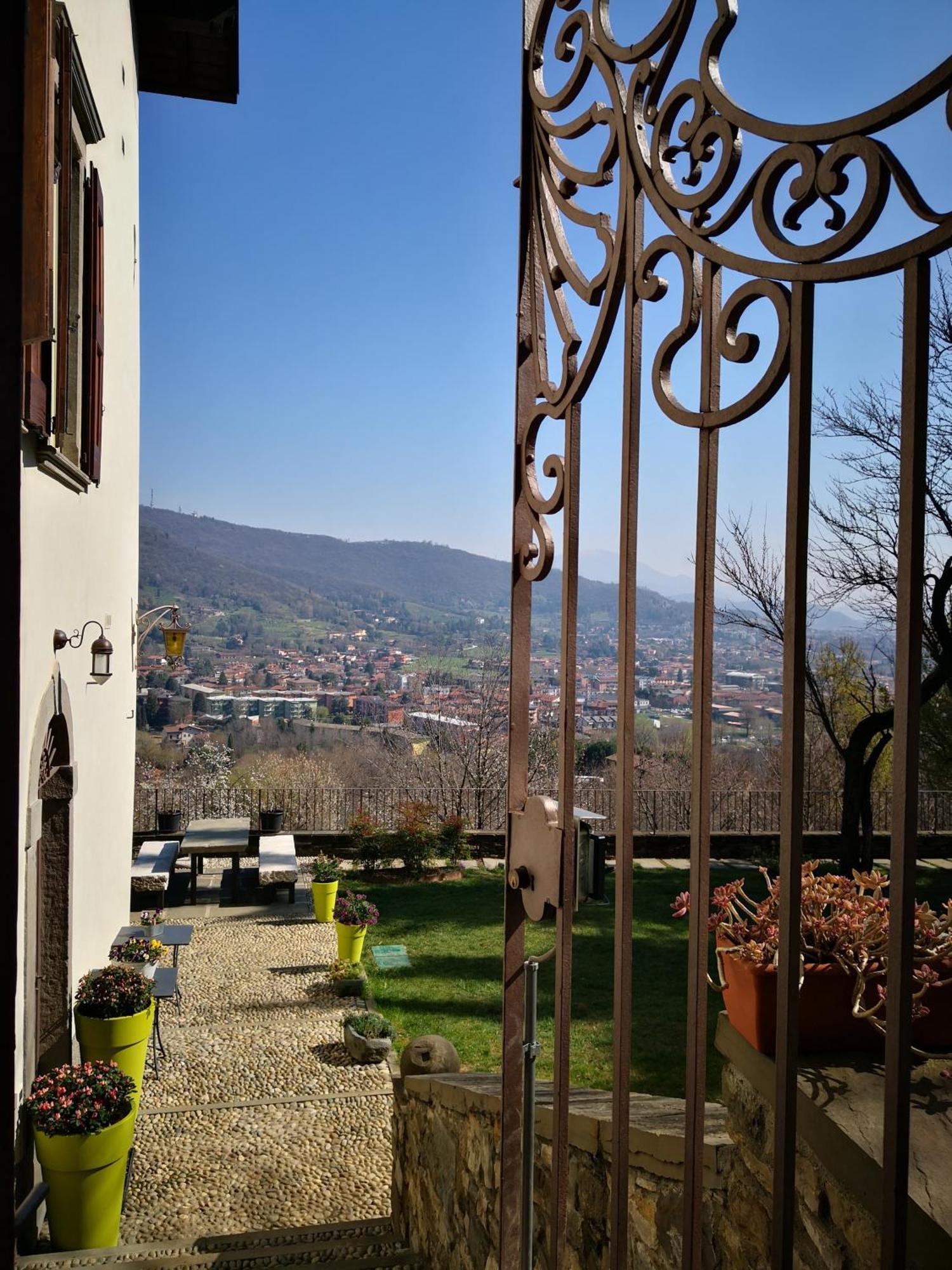 B&B Dimora Delle Donnole Bergamo Alta ภายนอก รูปภาพ