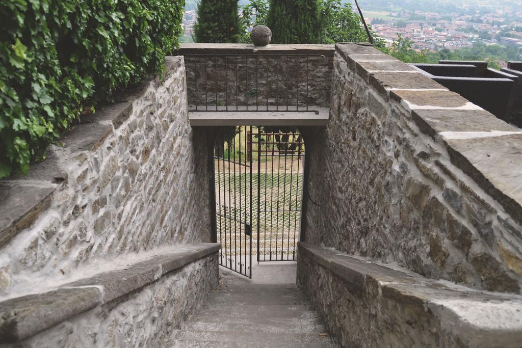 B&B Dimora Delle Donnole Bergamo Alta ภายนอก รูปภาพ